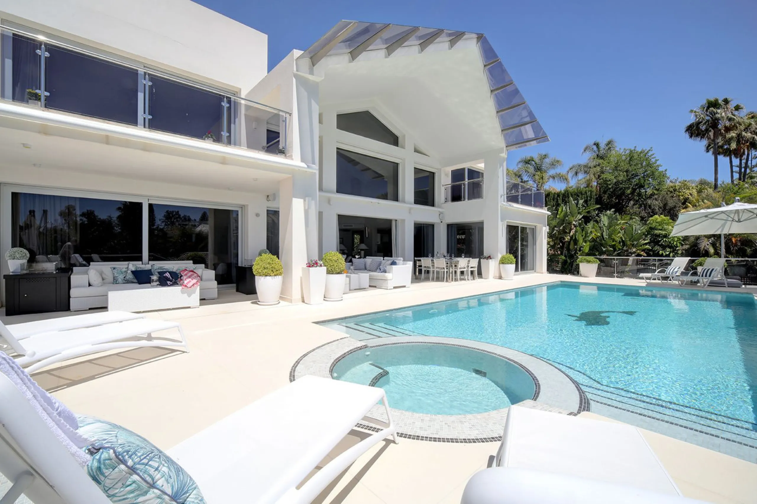 This stunning 5 bedroom villa is now for sale in the exclusive Golf Valley area of Nueva Andalucía. Nestled in a beautiful residential enclave overlooking the popular Los Naranjos Golf course, this modern villa is the epitome of chic living. Offering 5 la