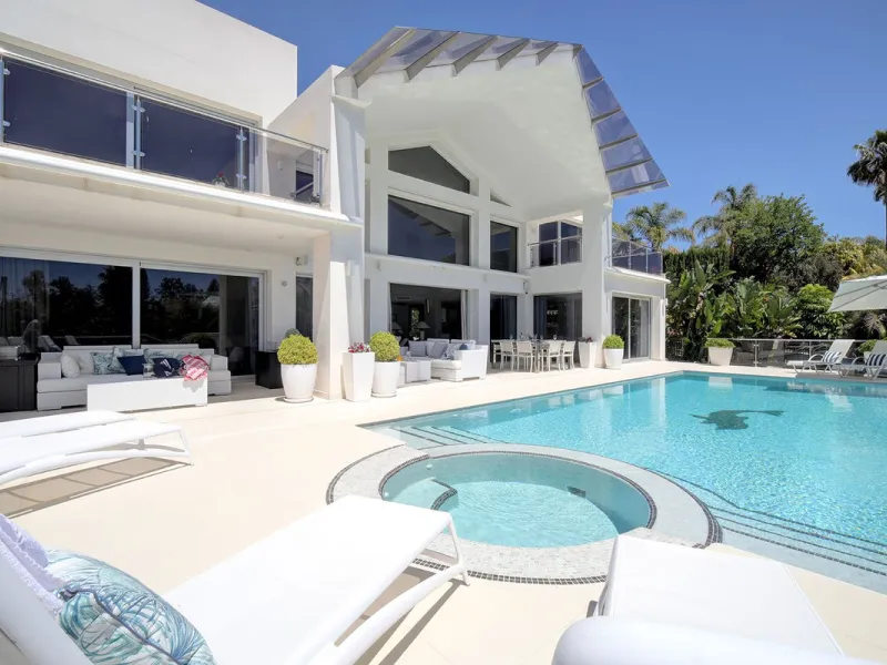 This stunning 5 bedroom villa is now for sale in the exclusive Golf Valley area of Nueva Andalucía. Nestled in a beautiful residential enclave overlooking the popular Los Naranjos Golf course, this modern villa is the epitome of chic living. Offering 5 la