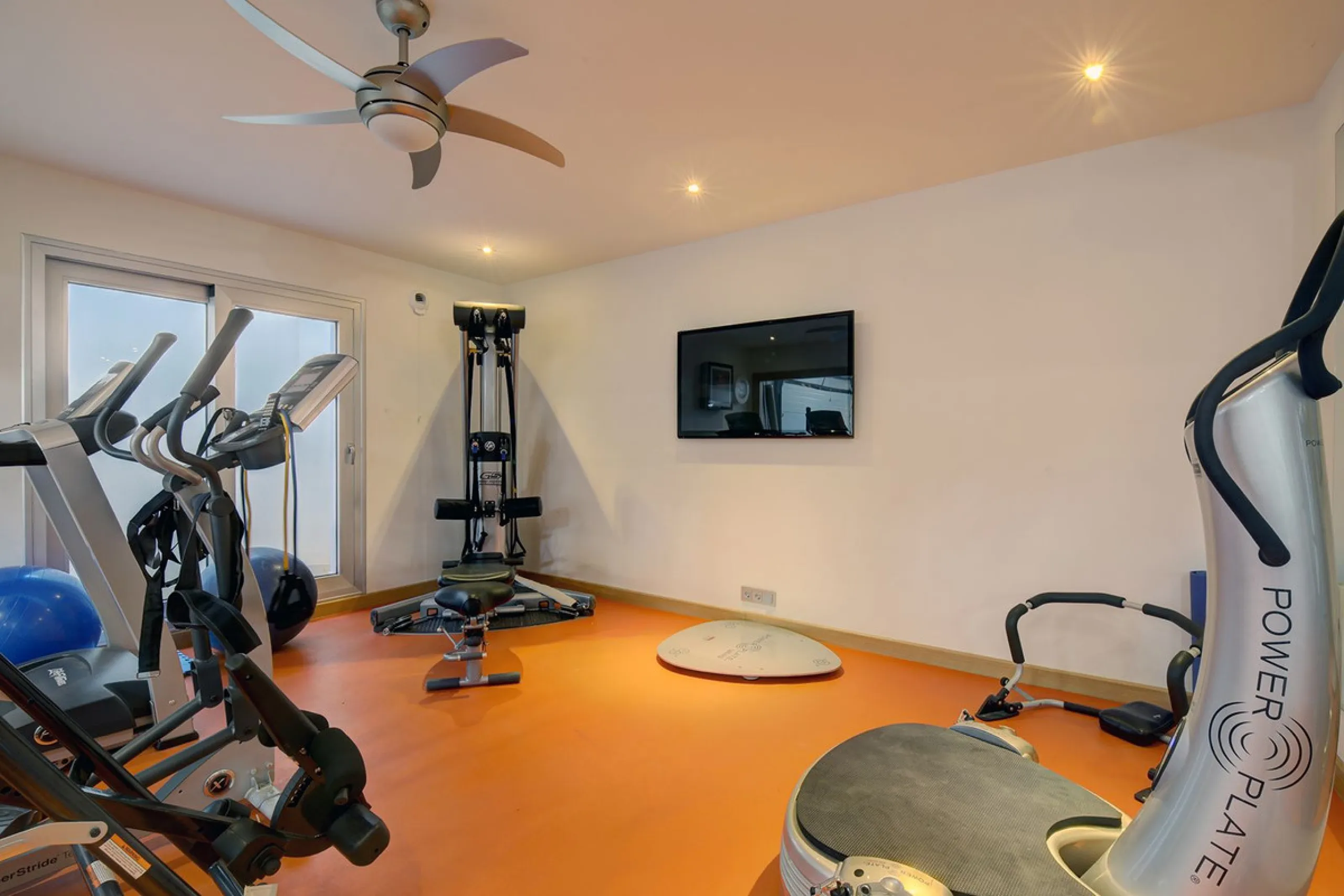 This stunning 5 bedroom villa is now for sale in the exclusive Golf Valley area of Nueva Andalucía. Nestled in a beautiful residential enclave overlooking the popular Los Naranjos Golf course, this modern villa is the epitome of chic living. Offering 5 la