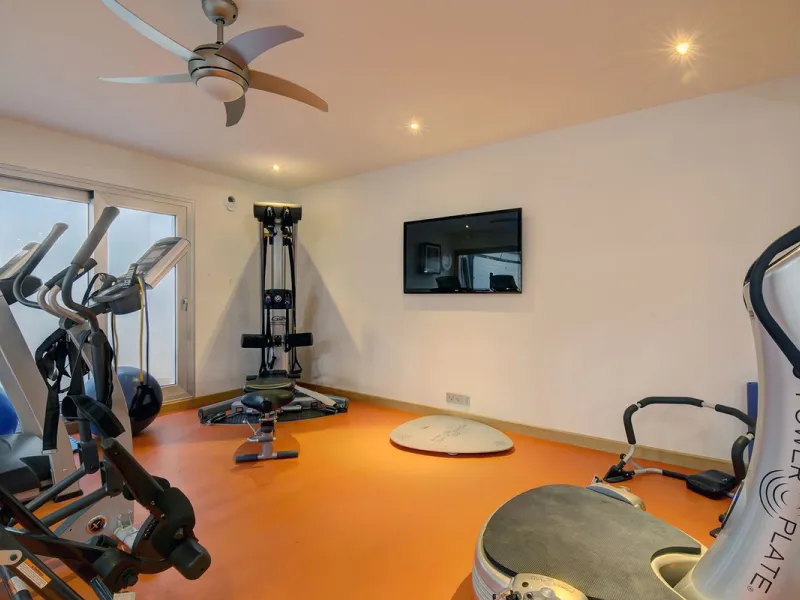 This stunning 5 bedroom villa is now for sale in the exclusive Golf Valley area of Nueva Andalucía. Nestled in a beautiful residential enclave overlooking the popular Los Naranjos Golf course, this modern villa is the epitome of chic living. Offering 5 la
