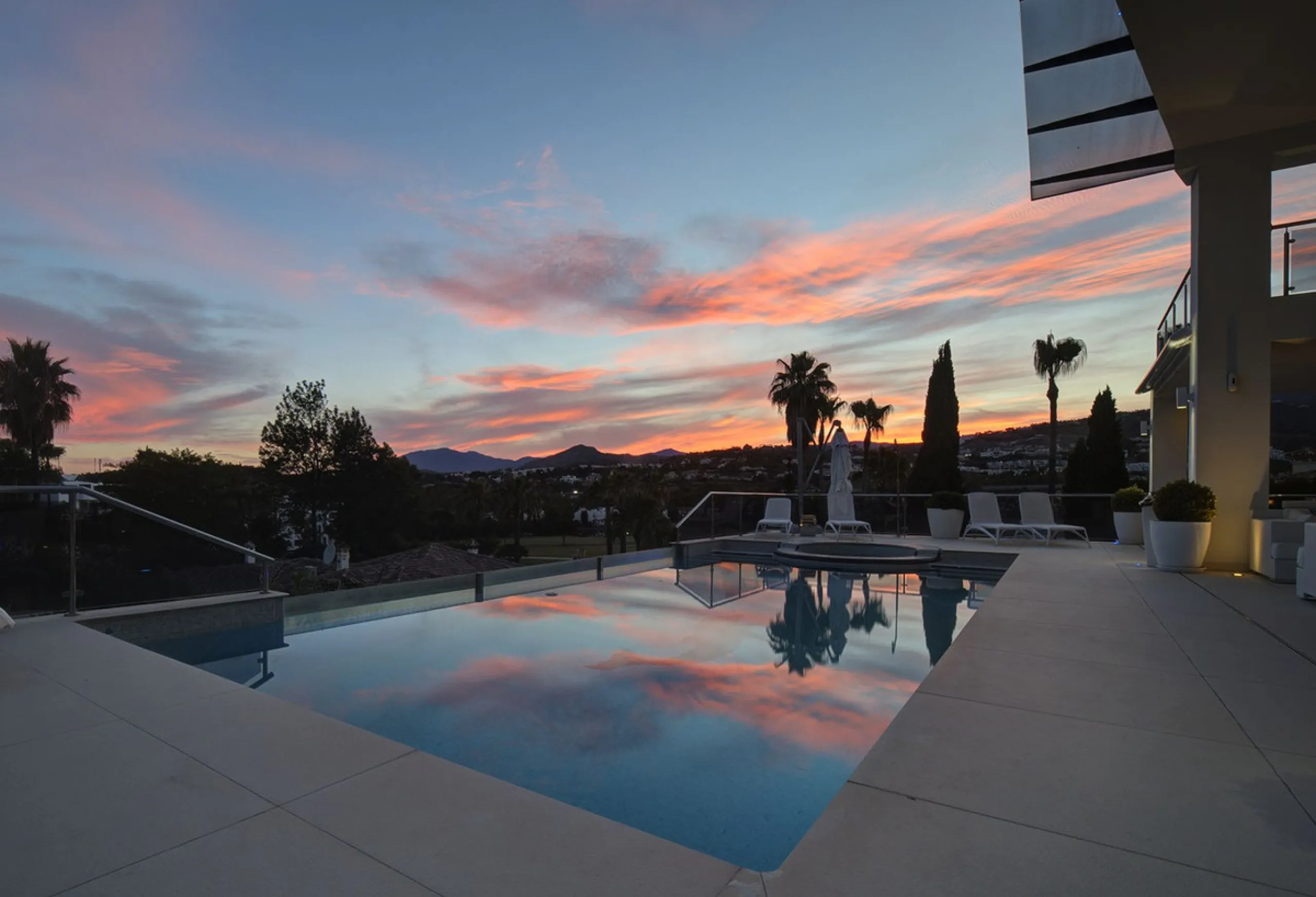 This stunning 5 bedroom villa is now for sale in the exclusive Golf Valley area of Nueva Andalucía. Nestled in a beautiful residential enclave overlooking the popular Los Naranjos Golf course, this modern villa is the epitome of chic living. Offering 5 la