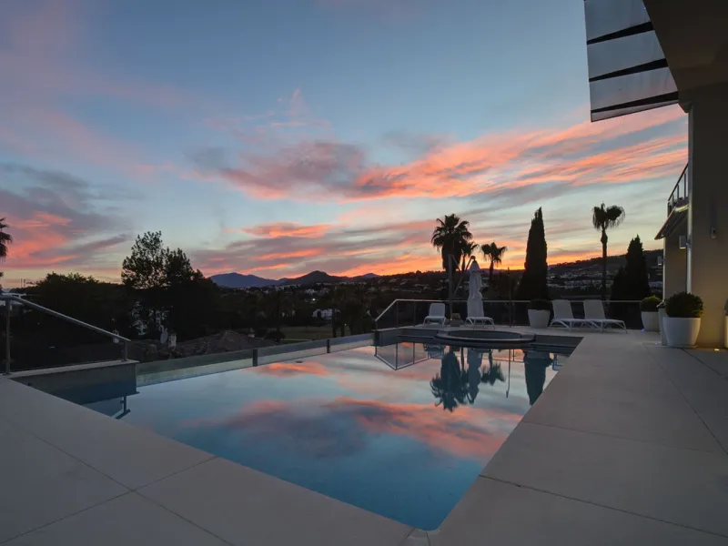This stunning 5 bedroom villa is now for sale in the exclusive Golf Valley area of Nueva Andalucía. Nestled in a beautiful residential enclave overlooking the popular Los Naranjos Golf course, this modern villa is the epitome of chic living. Offering 5 la