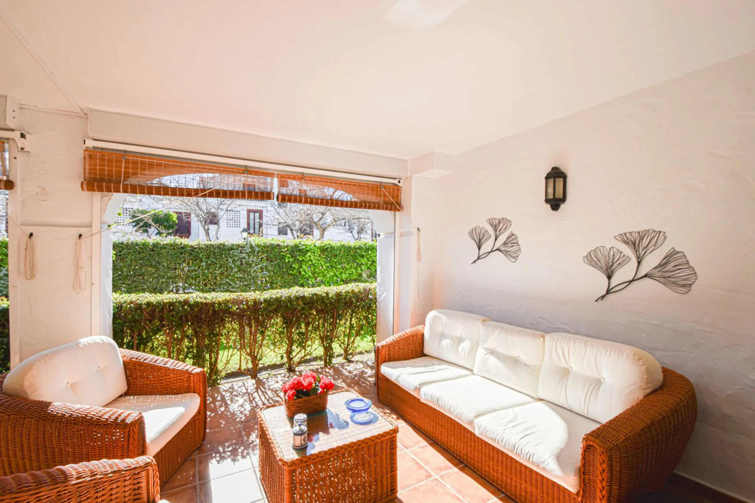 Entdecken Sie diese fantastische Wohnung an der Strandpromenade von San Pedro de Alcántara/Nueva Alcántara, einer der begehrtesten Gegenden von Marbella, nur wenige Schritte vom Meer und der Uferpromenade entfernt