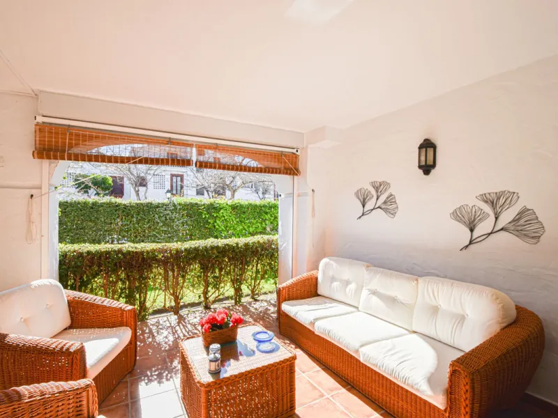 Entdecken Sie diese fantastische Wohnung an der Strandpromenade von San Pedro de Alcántara/Nueva Alcántara, einer der begehrtesten Gegenden von Marbella, nur wenige Schritte vom Meer und der Uferpromenade entfernt