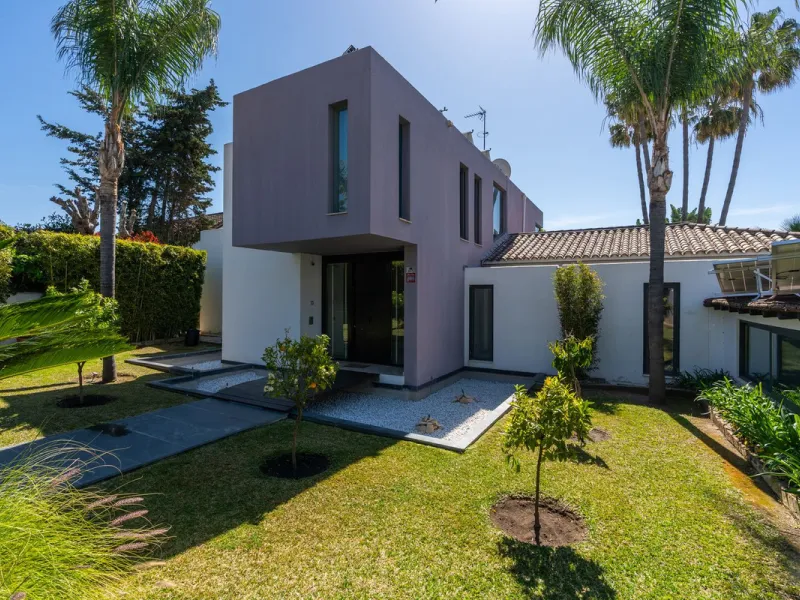 VILLA NEXT TO THE BEACH WITH HEATED POOL