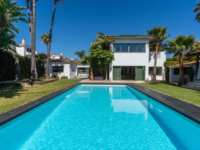 VILLA NEXT TO THE BEACH WITH HEATED POOL