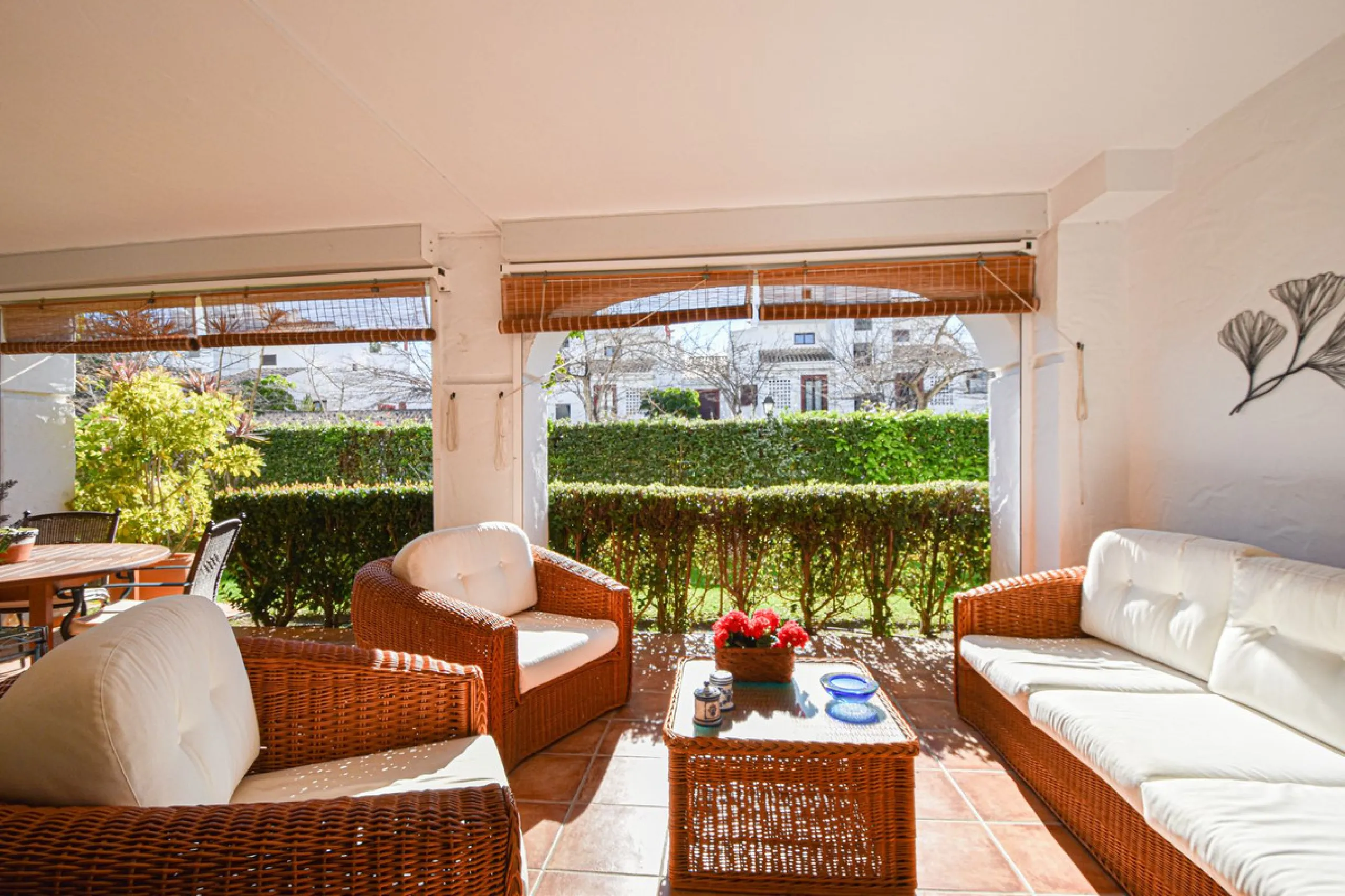 Entdecken Sie diese fantastische Wohnung an der Strandpromenade von San Pedro de Alcántara/Nueva Alcántara, einer der begehrtesten Gegenden von Marbella, nur wenige Schritte vom Meer und der Uferpromenade entfernt
