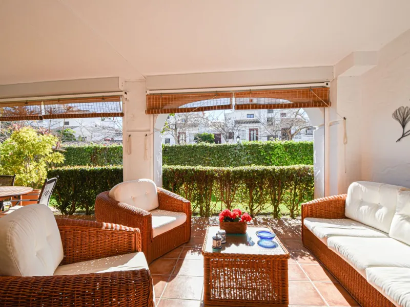 Entdecken Sie diese fantastische Wohnung an der Strandpromenade von San Pedro de Alcántara/Nueva Alcántara, einer der begehrtesten Gegenden von Marbella, nur wenige Schritte vom Meer und der Uferpromenade entfernt