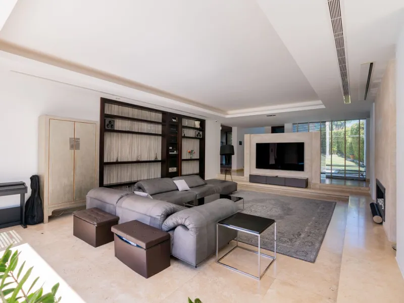 VILLA NEXT TO THE BEACH WITH HEATED POOL