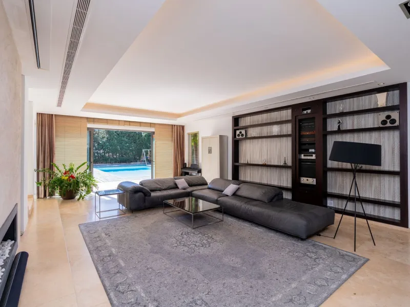 VILLA NEXT TO THE BEACH WITH HEATED POOL