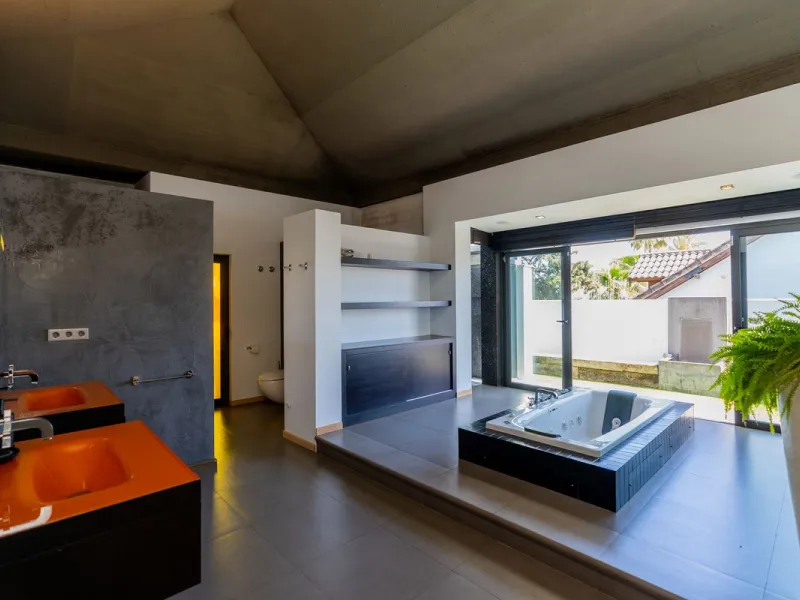 VILLA NEXT TO THE BEACH WITH HEATED POOL