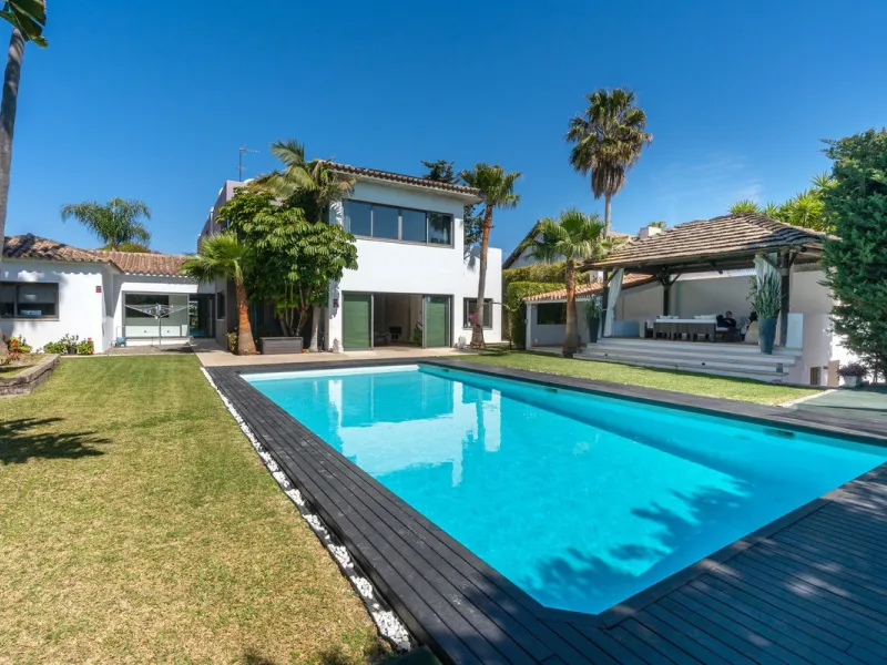 VILLA NEXT TO THE BEACH WITH HEATED POOL