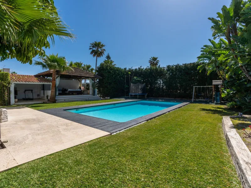 VILLA NEXT TO THE BEACH WITH HEATED POOL