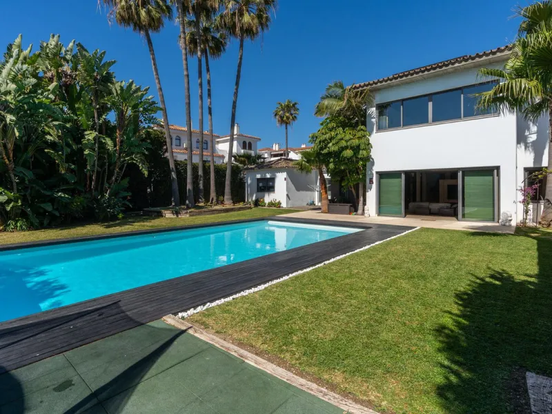 VILLA NEXT TO THE BEACH WITH HEATED POOL
