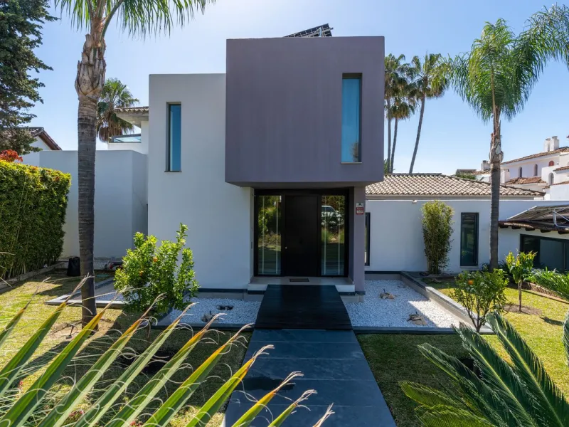 VILLA NEXT TO THE BEACH WITH HEATED POOL