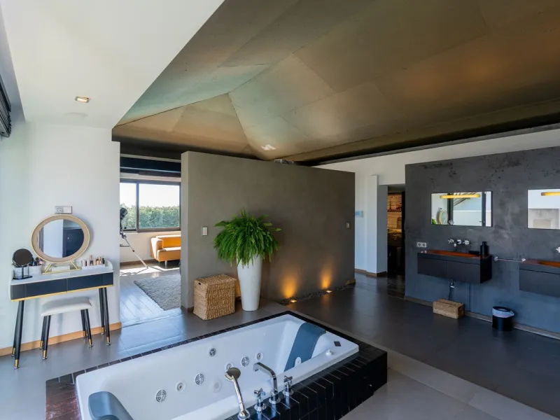 VILLA NEXT TO THE BEACH WITH HEATED POOL