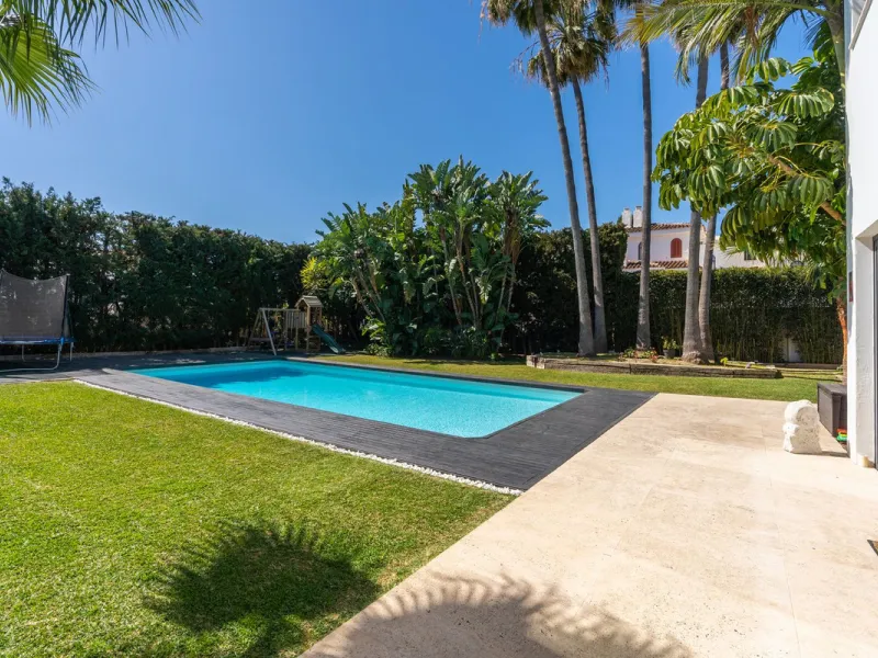 VILLA NEXT TO THE BEACH WITH HEATED POOL