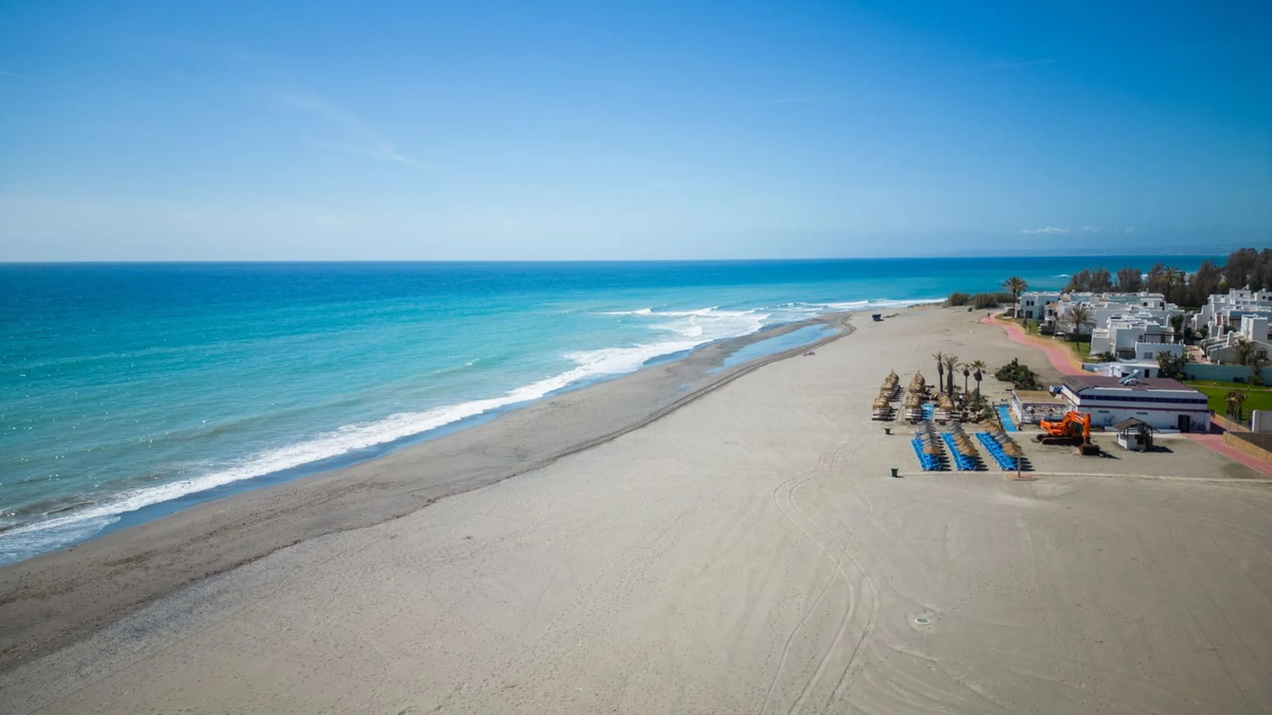 VILLA NEXT TO THE BEACH WITH HEATED POOL