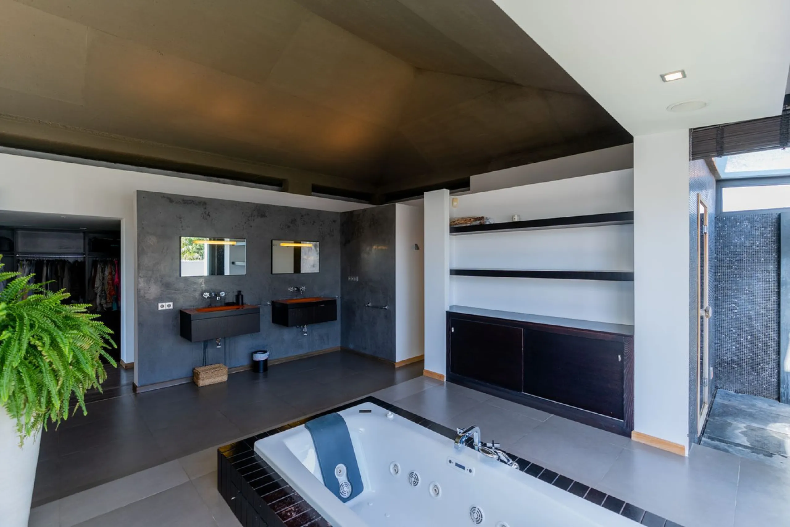 VILLA NEXT TO THE BEACH WITH HEATED POOL