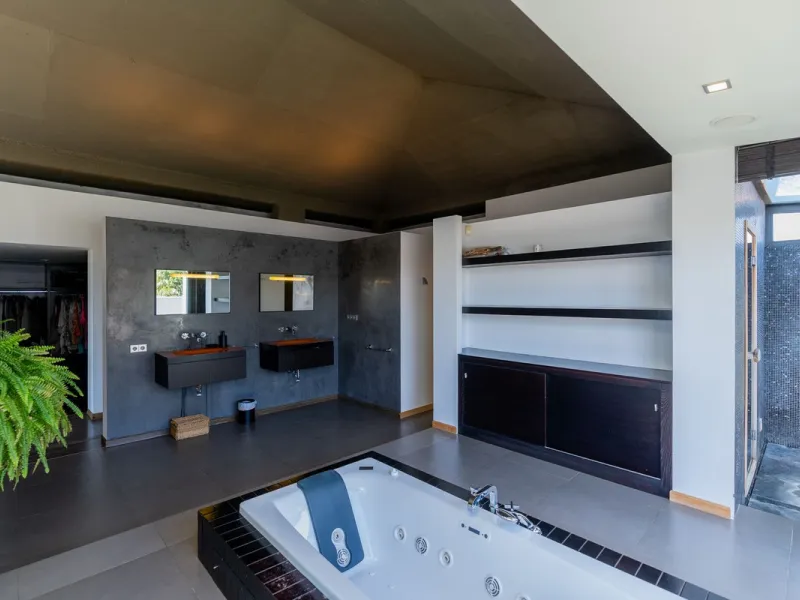 VILLA NEXT TO THE BEACH WITH HEATED POOL