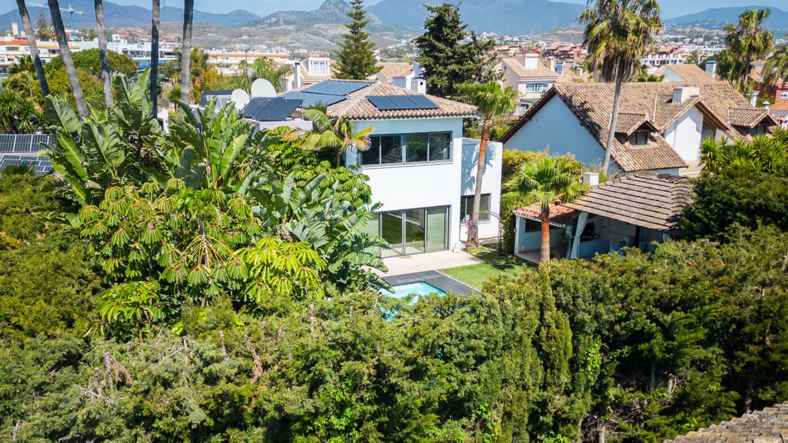 VILLA NEXT TO THE BEACH WITH HEATED POOL