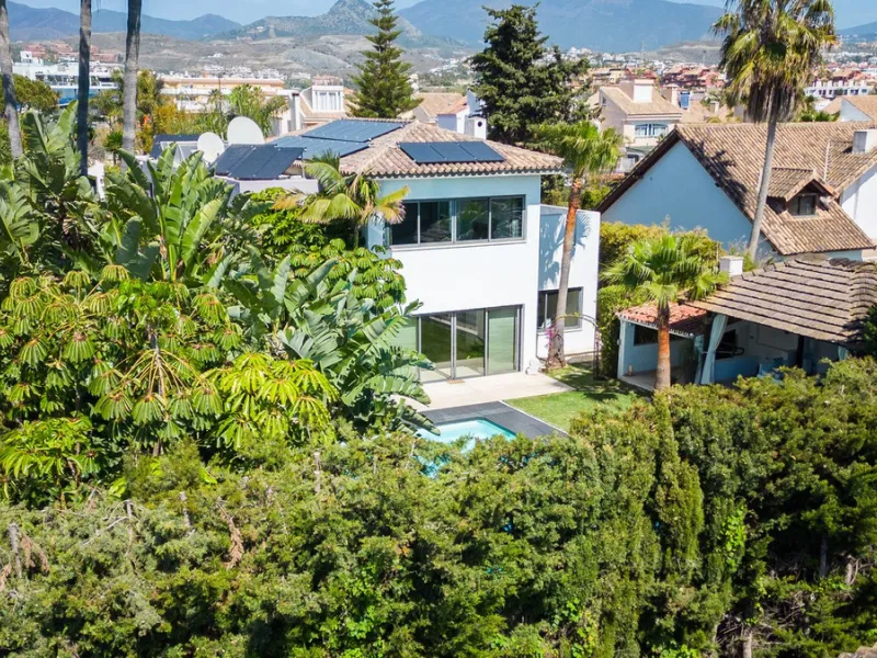 VILLA NEXT TO THE BEACH WITH HEATED POOL
