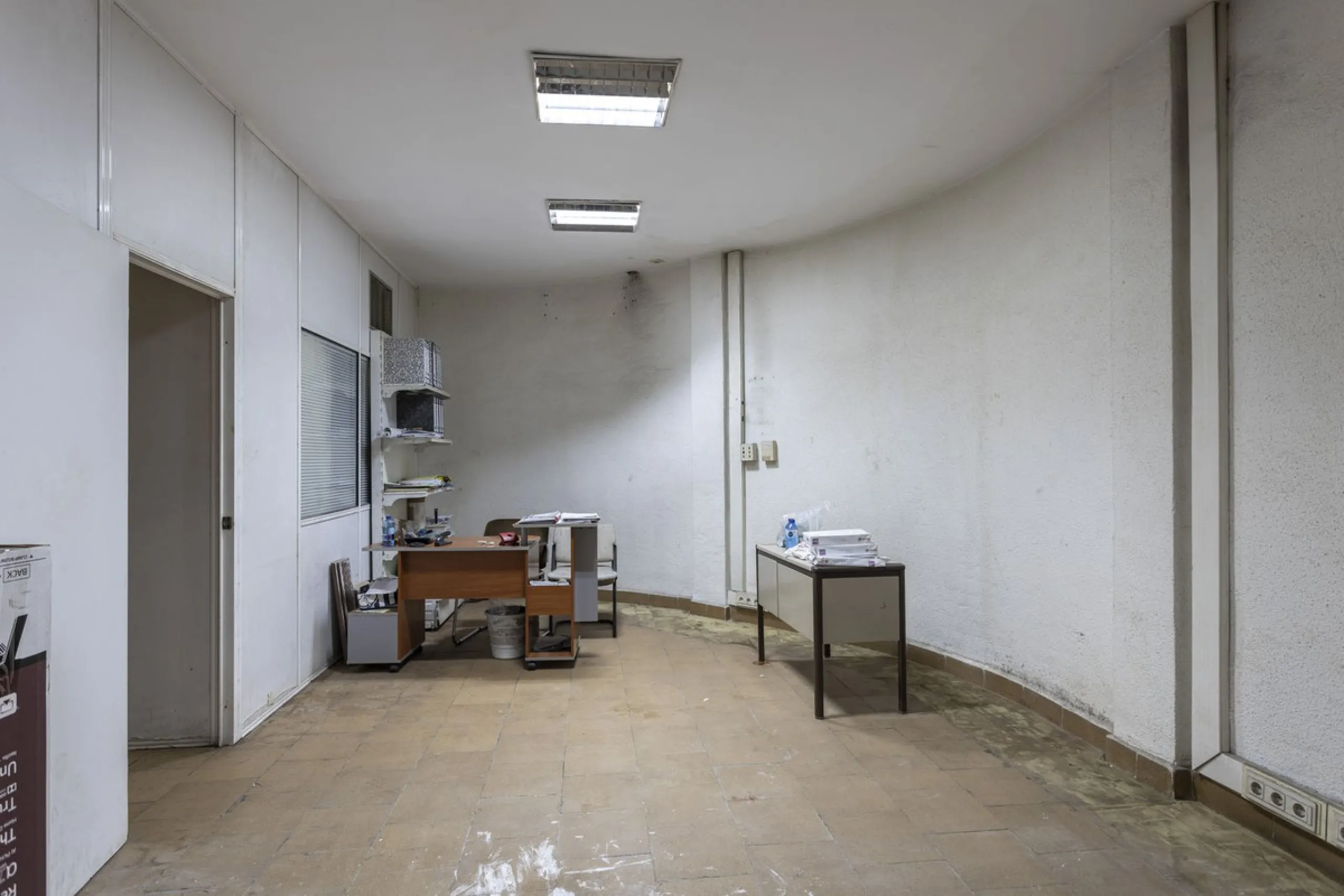 This commercial property is a gem in the heart of Marbella's bustling city center. Boasting two spacious floors, it offers ample room for both storage and office space, making it a prime location for a variety of businesses. The property's standout featur