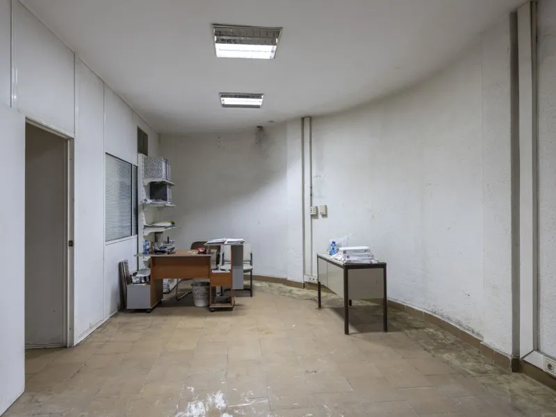 This commercial property is a gem in the heart of Marbella's bustling city center. Boasting two spacious floors, it offers ample room for both storage and office space, making it a prime location for a variety of businesses. The property's standout featur