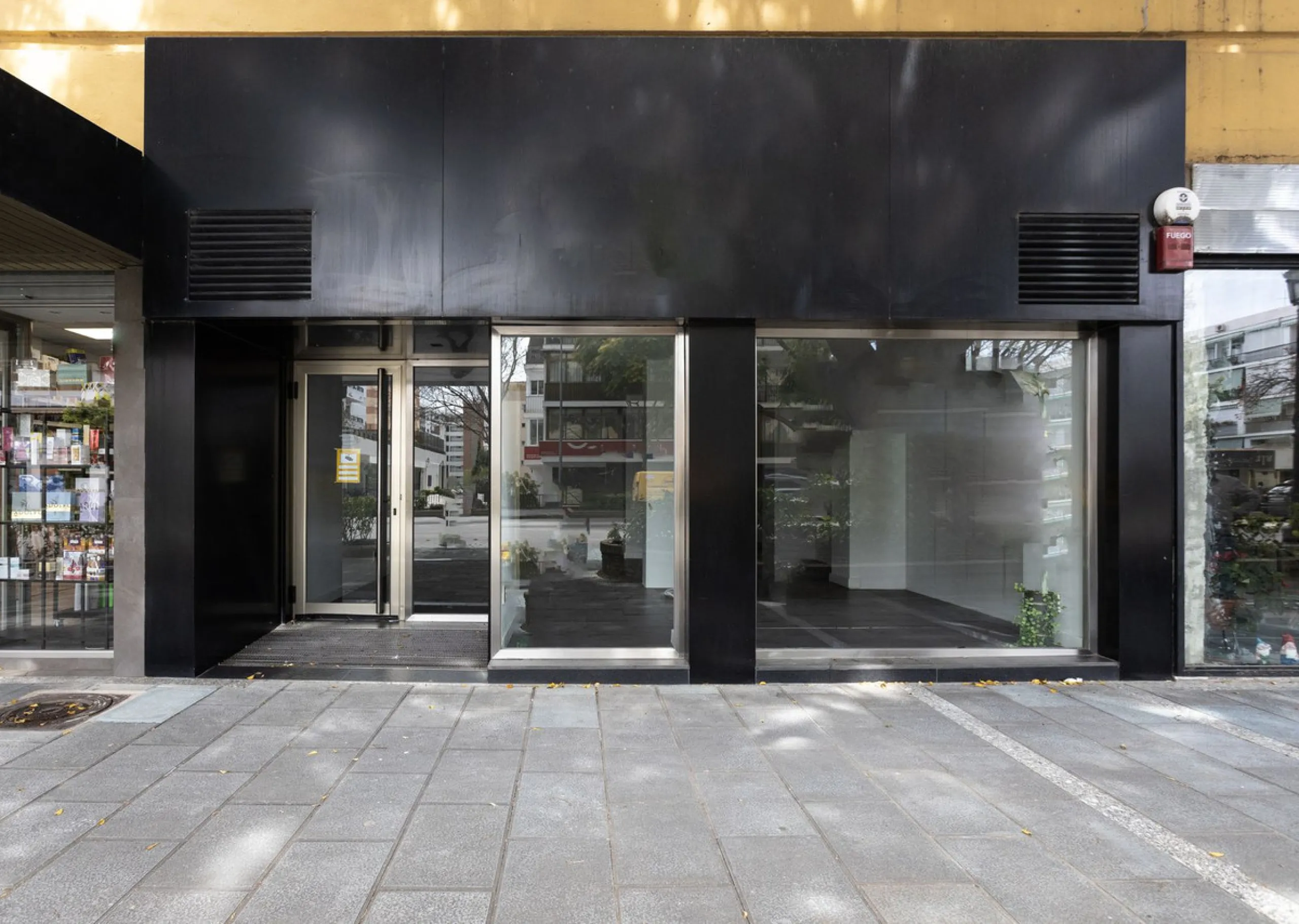 This commercial property in the heart of Marbella's center is a prime location for any business looking to establish itself in the area. With its central location, it offers easy access to the city's bustling streets, making it an attractive option for bo