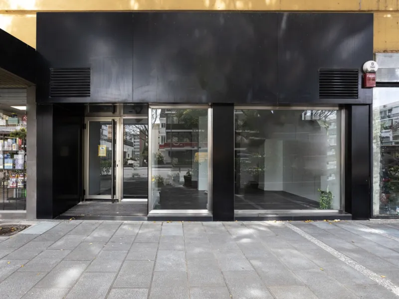 This commercial property in the heart of Marbella's center is a prime location for any business looking to establish itself in the area. With its central location, it offers easy access to the city's bustling streets, making it an attractive option for bo