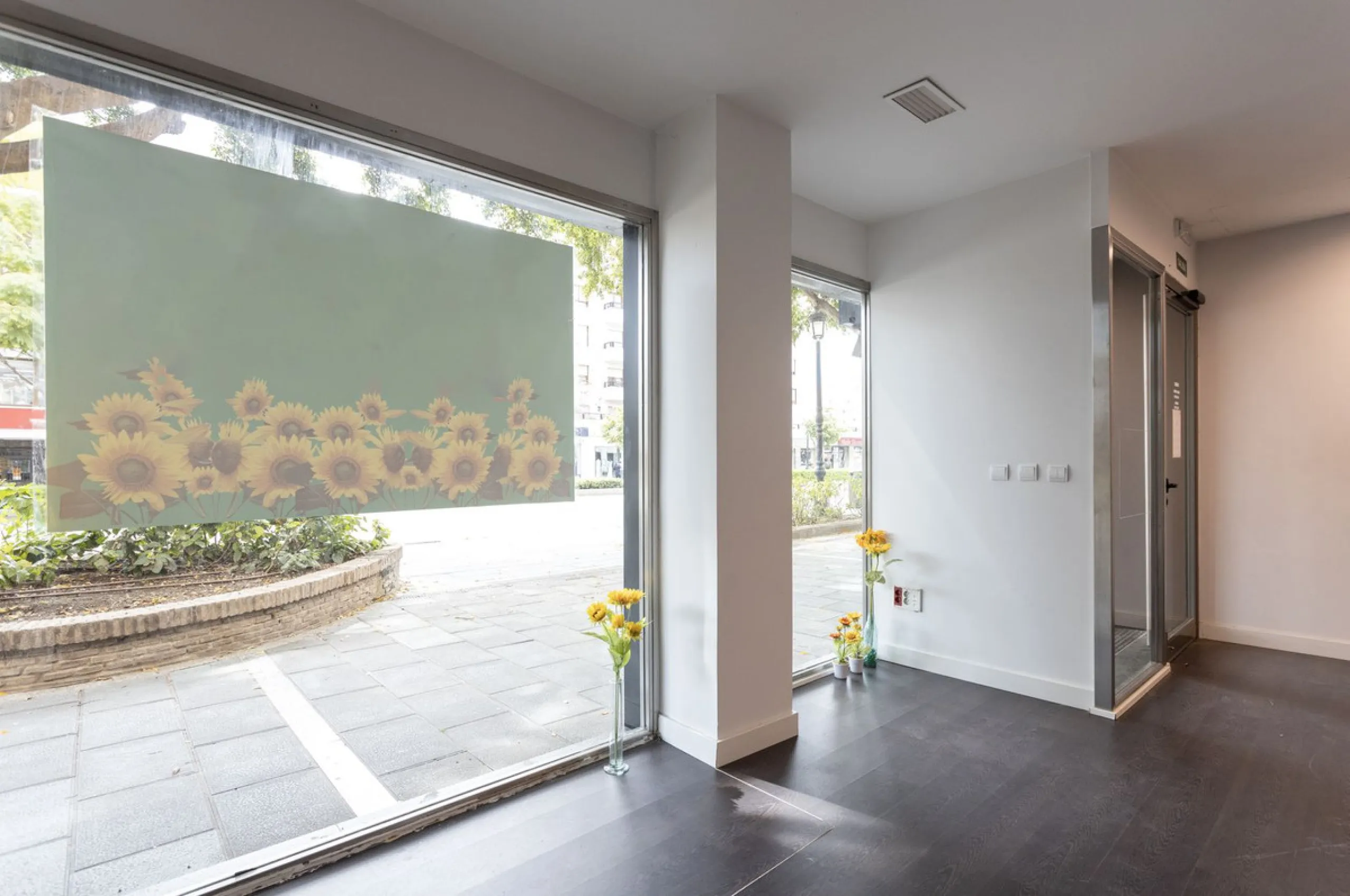 This commercial property in the heart of Marbella's center is a prime location for any business looking to establish itself in the area. With its central location, it offers easy access to the city's bustling streets, making it an attractive option for bo