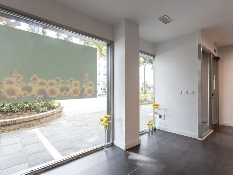 This commercial property in the heart of Marbella's center is a prime location for any business looking to establish itself in the area. With its central location, it offers easy access to the city's bustling streets, making it an attractive option for bo