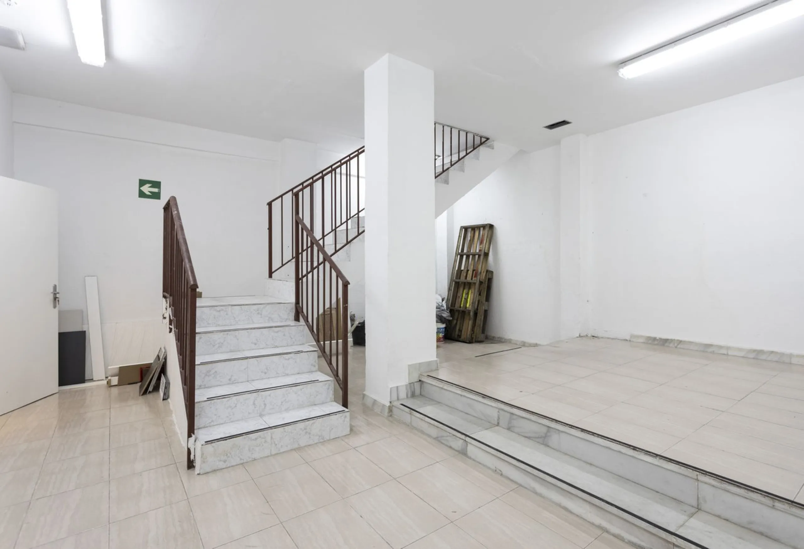 This commercial property in the heart of Marbella's center is a prime location for any business looking to establish itself in the area. With its central location, it offers easy access to the city's bustling streets, making it an attractive option for bo