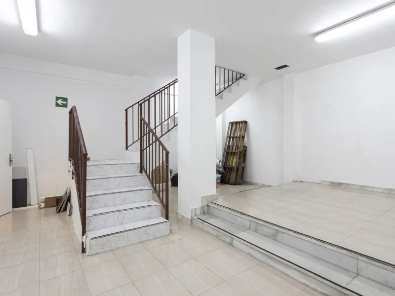 This commercial property in the heart of Marbella's center is a prime location for any business looking to establish itself in the area. With its central location, it offers easy access to the city's bustling streets, making it an attractive option for bo