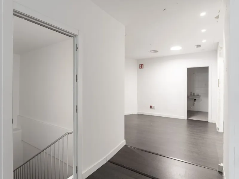 This commercial property in the heart of Marbella's center is a prime location for any business looking to establish itself in the area. With its central location, it offers easy access to the city's bustling streets, making it an attractive option for bo