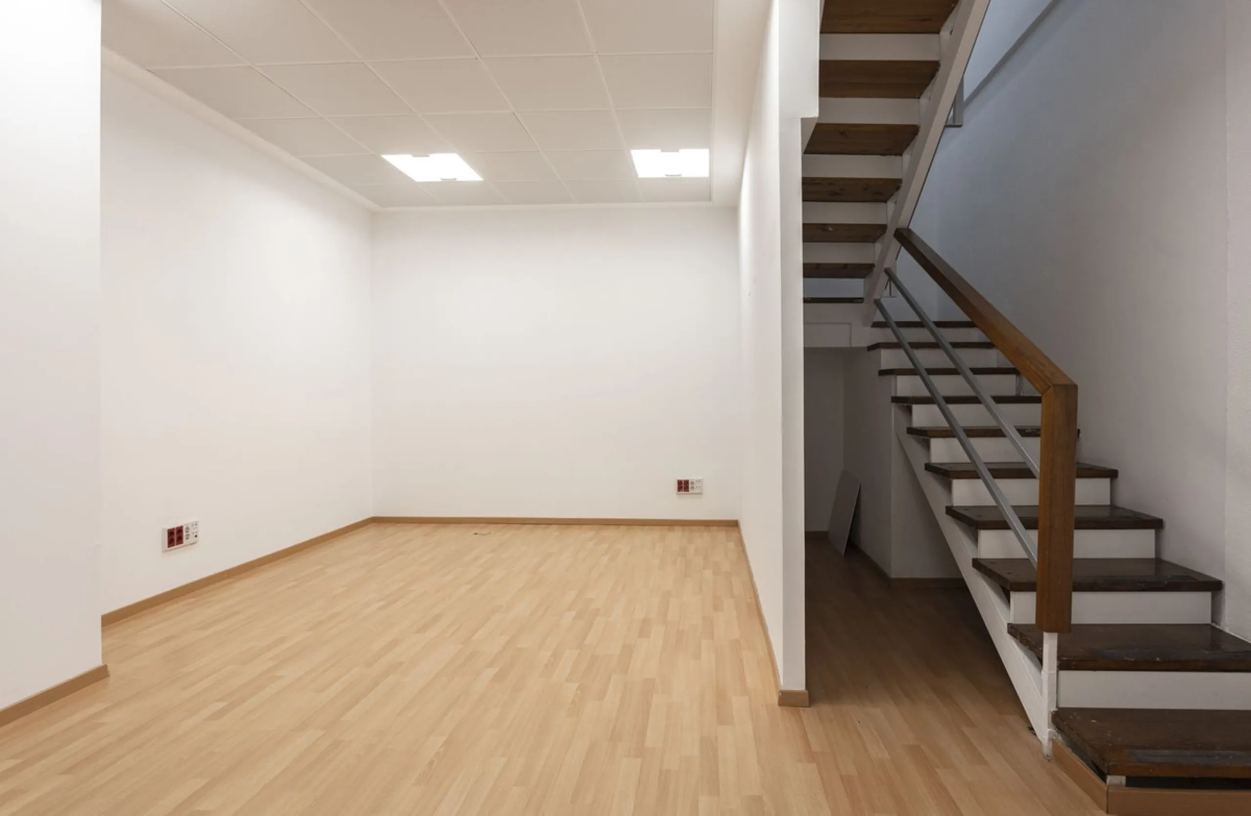 This commercial property in the heart of Marbella's center is a prime location for any business looking to establish itself in the area. With its central location, it offers easy access to the city's bustling streets, making it an attractive option for bo