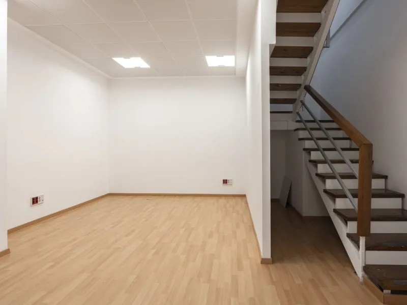 This commercial property in the heart of Marbella's center is a prime location for any business looking to establish itself in the area. With its central location, it offers easy access to the city's bustling streets, making it an attractive option for bo