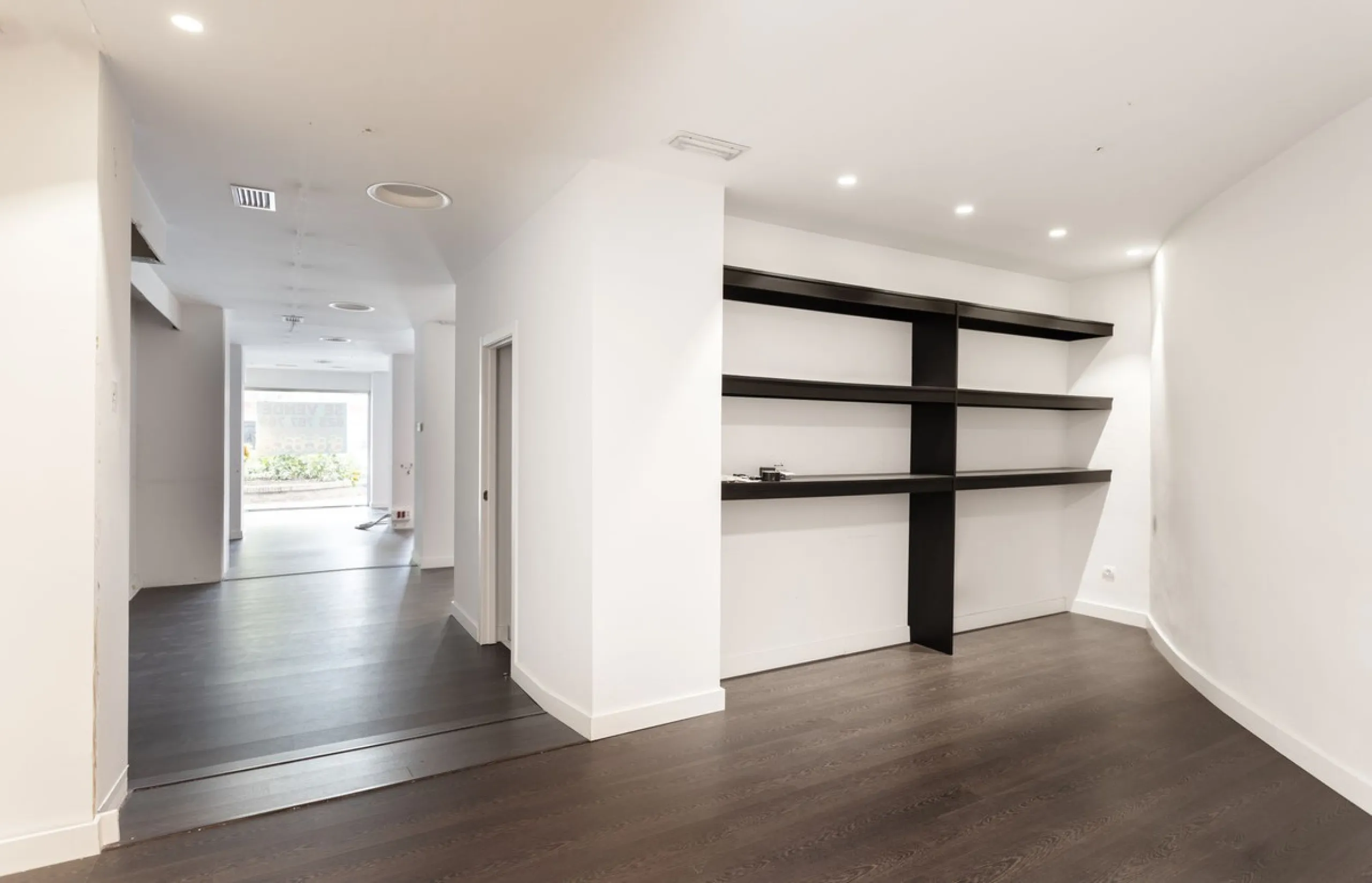 This commercial property in the heart of Marbella's center is a prime location for any business looking to establish itself in the area. With its central location, it offers easy access to the city's bustling streets, making it an attractive option for bo