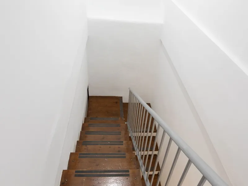 This commercial property in the heart of Marbella's center is a prime location for any business looking to establish itself in the area. With its central location, it offers easy access to the city's bustling streets, making it an attractive option for bo
