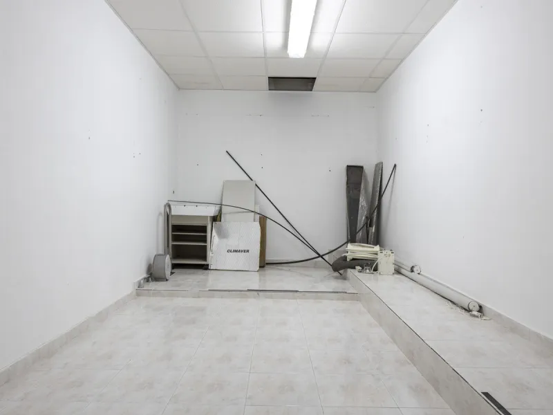 This commercial property in the heart of Marbella's center is a prime location for any business looking to establish itself in the area. With its central location, it offers easy access to the city's bustling streets, making it an attractive option for bo