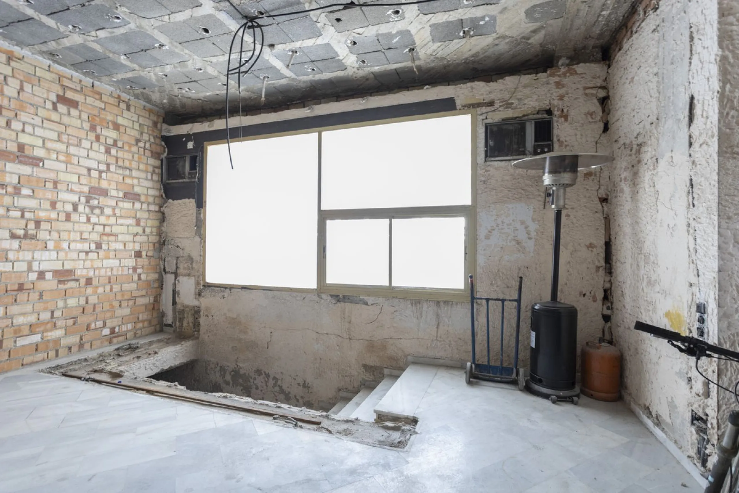 This commercial property is located in the center of Marbella, making it an ideal location for businesses looking to attract a high volume of customers. The property is quite spacious, providing ample room for renovation and customization. It features a g