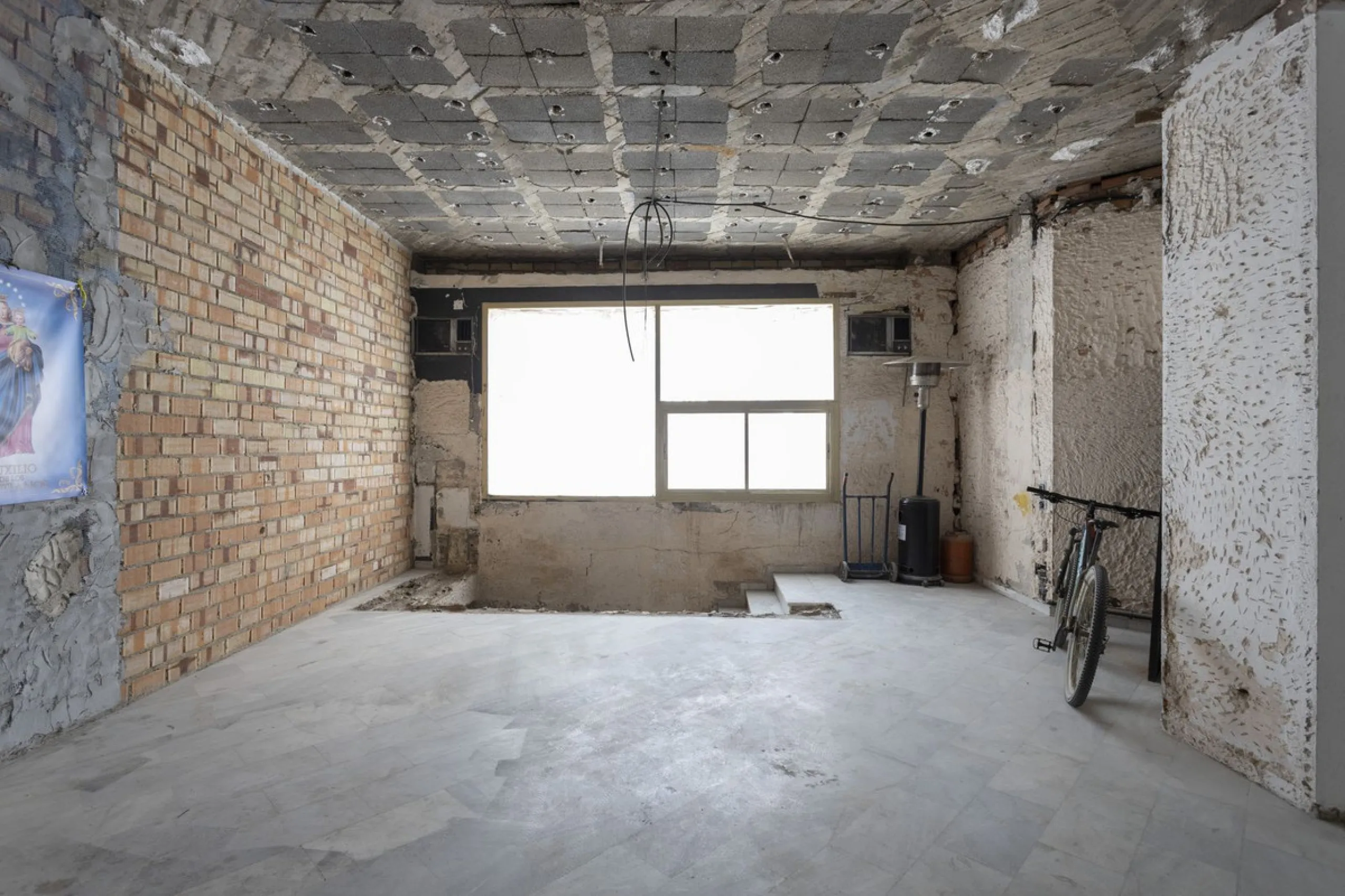 This commercial property is located in the center of Marbella, making it an ideal location for businesses looking to attract a high volume of customers. The property is quite spacious, providing ample room for renovation and customization. It features a g