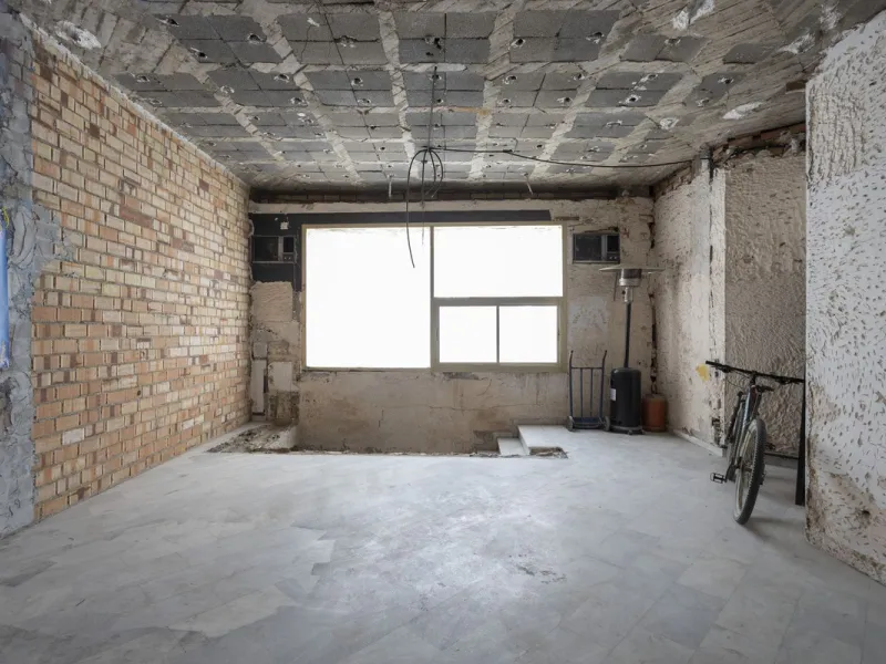 This commercial property is located in the center of Marbella, making it an ideal location for businesses looking to attract a high volume of customers. The property is quite spacious, providing ample room for renovation and customization. It features a g