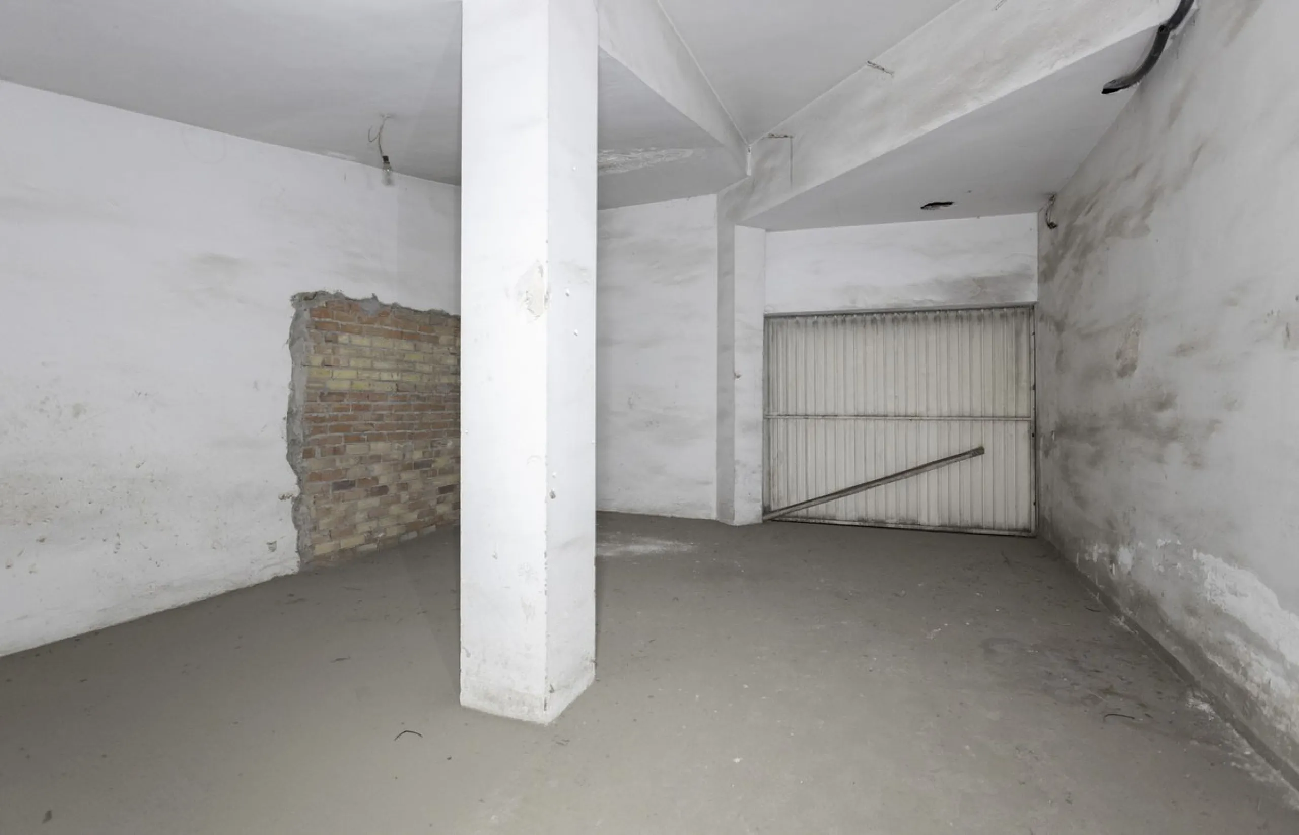 This commercial property is located in the center of Marbella, making it an ideal location for businesses looking to attract a high volume of customers. The property is quite spacious, providing ample room for renovation and customization. It features a g