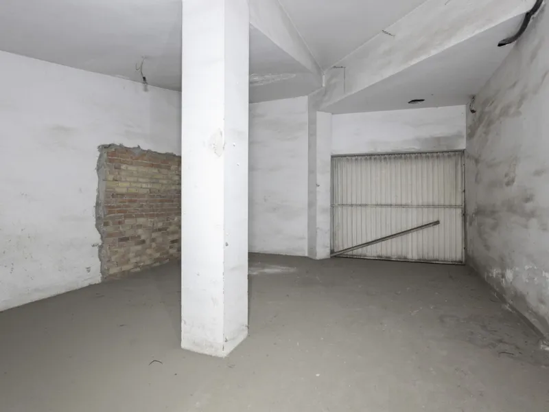 This commercial property is located in the center of Marbella, making it an ideal location for businesses looking to attract a high volume of customers. The property is quite spacious, providing ample room for renovation and customization. It features a g