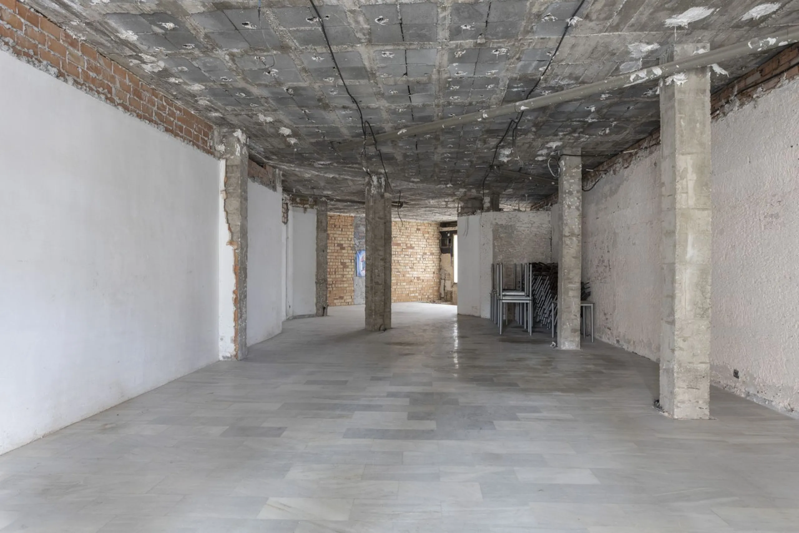 This commercial property is located in the center of Marbella, making it an ideal location for businesses looking to attract a high volume of customers. The property is quite spacious, providing ample room for renovation and customization. It features a g