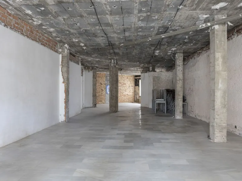 This commercial property is located in the center of Marbella, making it an ideal location for businesses looking to attract a high volume of customers. The property is quite spacious, providing ample room for renovation and customization. It features a g