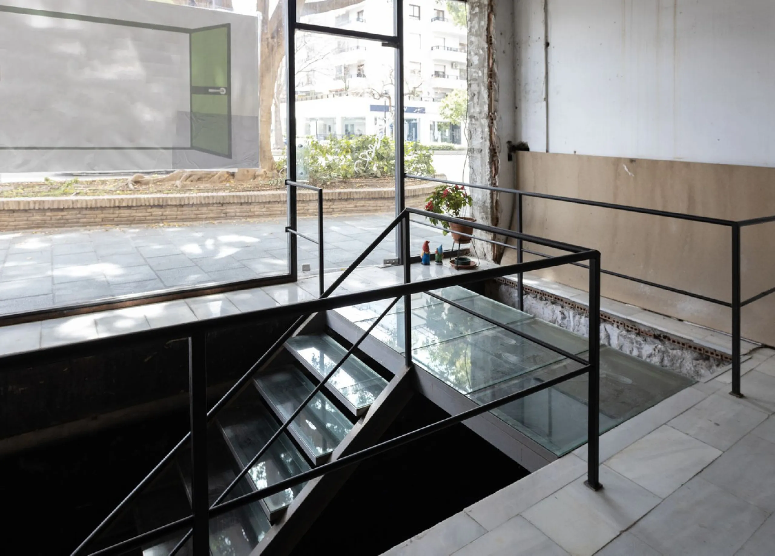 This commercial property is located in the center of Marbella, making it an ideal location for businesses looking to attract a high volume of customers. The property is quite spacious, providing ample room for renovation and customization. It features a g