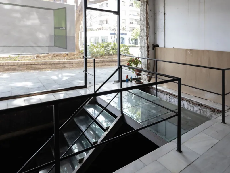 This commercial property is located in the center of Marbella, making it an ideal location for businesses looking to attract a high volume of customers. The property is quite spacious, providing ample room for renovation and customization. It features a g