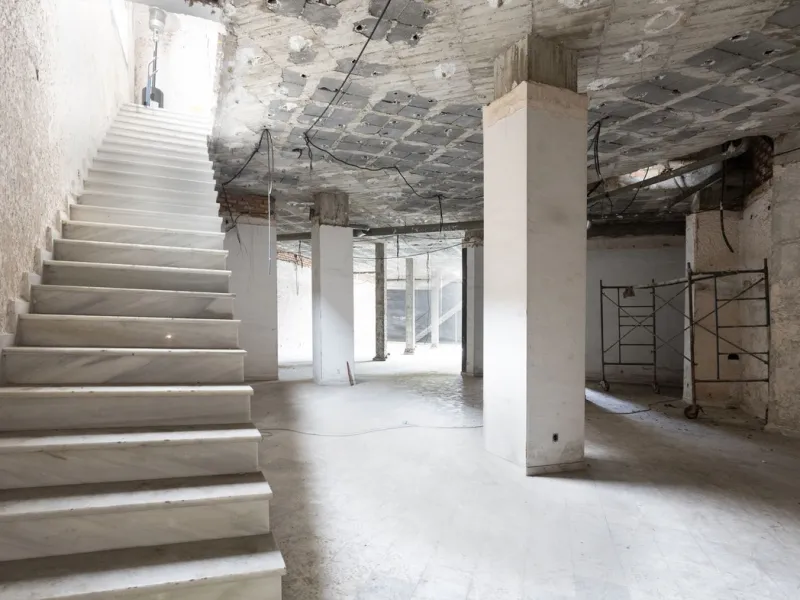 This commercial property is located in the center of Marbella, making it an ideal location for businesses looking to attract a high volume of customers. The property is quite spacious, providing ample room for renovation and customization. It features a g